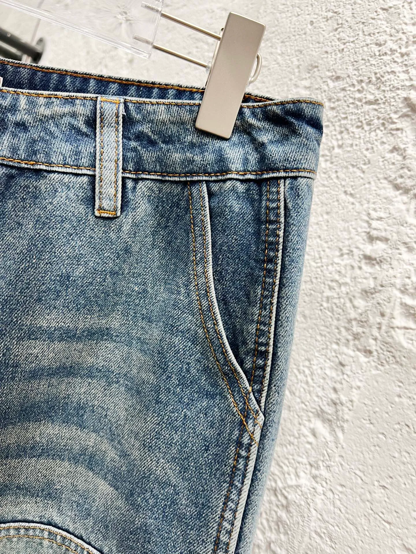 Style number: H Carhartt WIP｜25ss Carhartt American Retro loose heavyweight washed logging work jeans. The overall tailoring adopts three-dimensional structural tailoring. The splicing workwear has excellent visual effect. The workwear design is simple but not simple. Inspired by the Retro of the 1980s. Customized fabrics, dyed in the same vat. It feels comfortable, fashionable and individual. It is super Versatile and good-looking. It is very suitable for both men and women. It is a must-have for everyone. It has a hang tag, collar label, washed wheat, and three complete labels. Ergonomically designed, more flexible when wearing! The cut is streamlined and streamlined, allowing you to move flexibly with your body! Integrates functionality, beauty and durability! Suitable for business, travel, leisure and many other occasions! Straight version Color: washed blue Size: 30 32 34 36